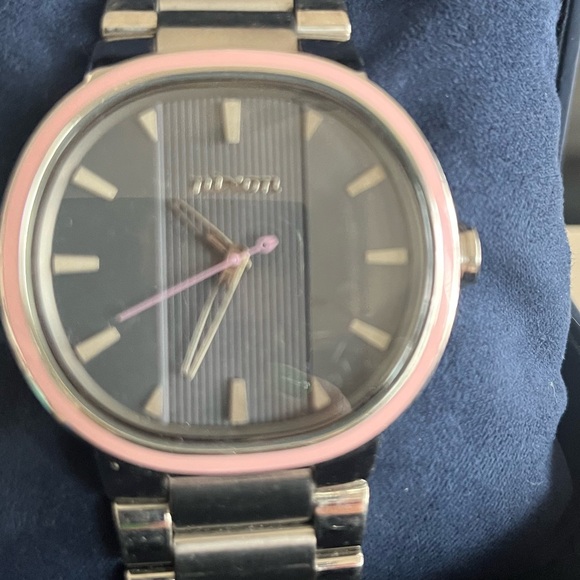 Vintage Nixon Women’s Watch Silver & Pink enamel - Picture 3 of 3